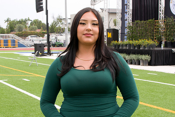 979001
